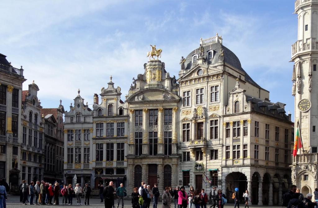 Brüssel Marktplatz - Südwestseite [von rechts] Der Stern - Der Schwan - Der goldene Baum - Die Rose - Der Berg Tabor (2022)