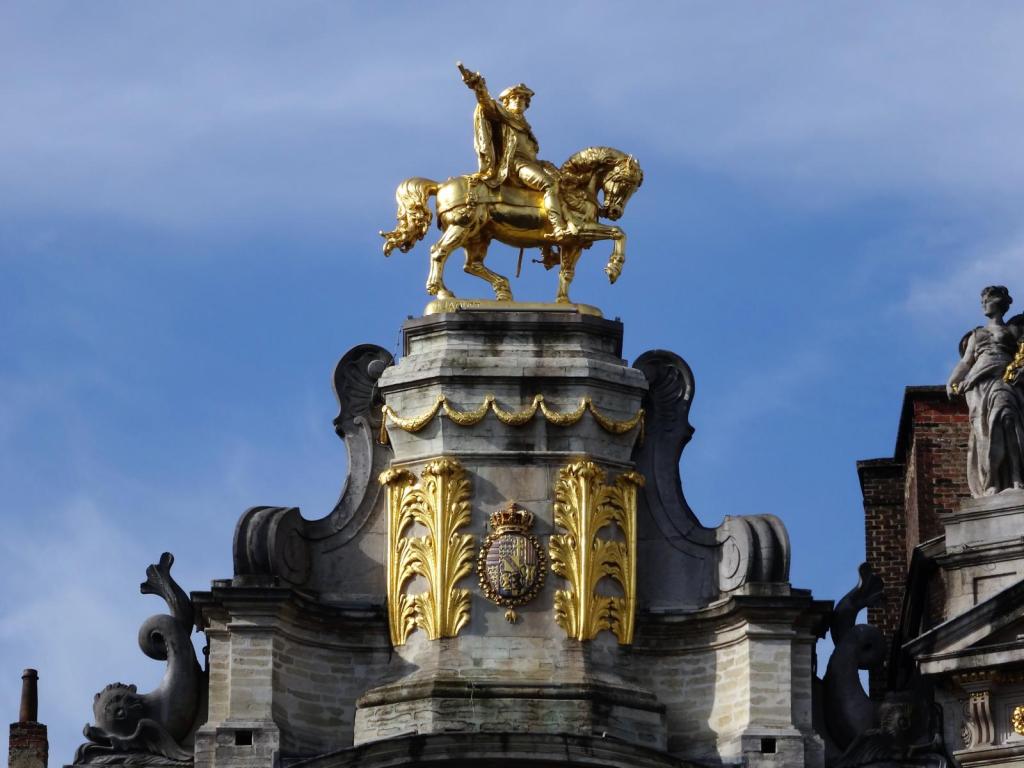 Brüssel: Marktplatz - Der goldene Baum (2022)