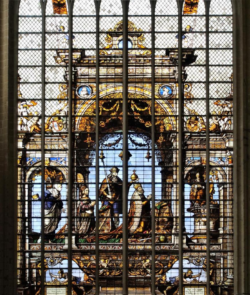 Brüssel: Kathedrale - Südquerhausfenster [Kaiser Karl V. und Isabella von Portugal mit ihren Schutzpatronen Karl d. Gr. und Elisabeth] (2022)