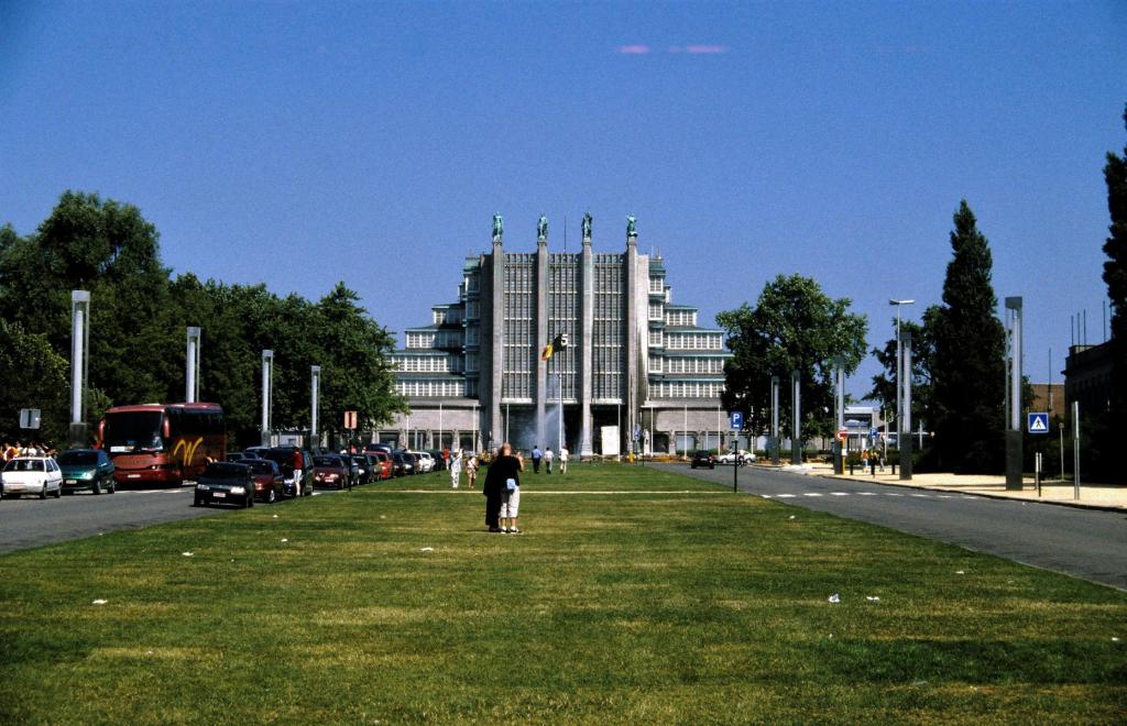 Brüssel: Ausstellungshalle (2003)