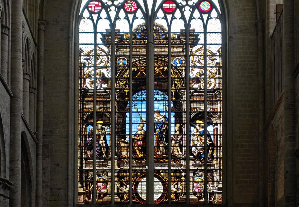 Brüssel: Kathedrale - Nordquerhausfenster [Ludwig II. von Ungarn und Maria mit ihren Schutzpatronen Ludwig dem Heiligen und Maria] (2022)