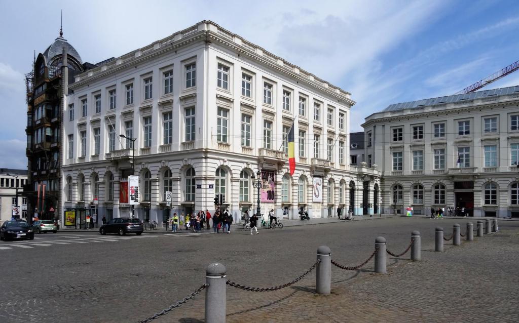 Brüssel: Königsplatz [Place Royale], links Spangen-Hotel, rechts Coudenbergpalais [= Palais Kaiser Karl] (2022)