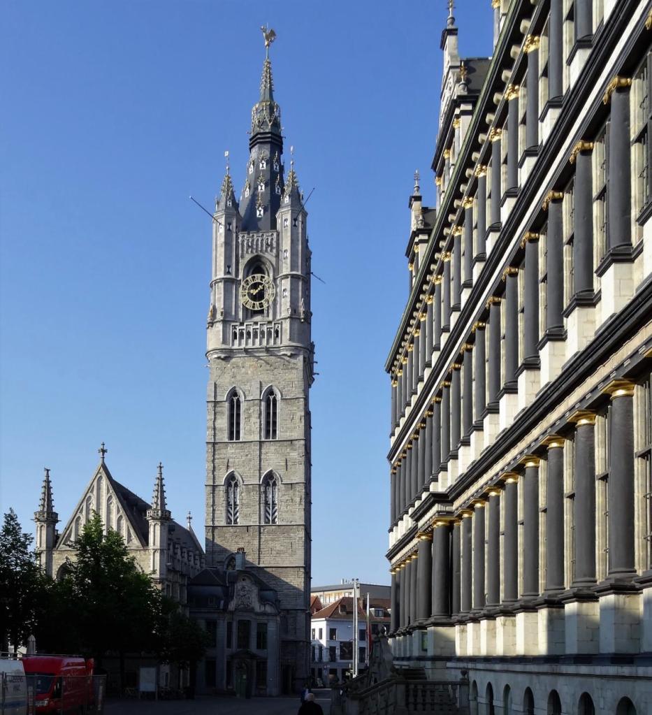 Gent: Belfried, rechts Rathaus (2022)