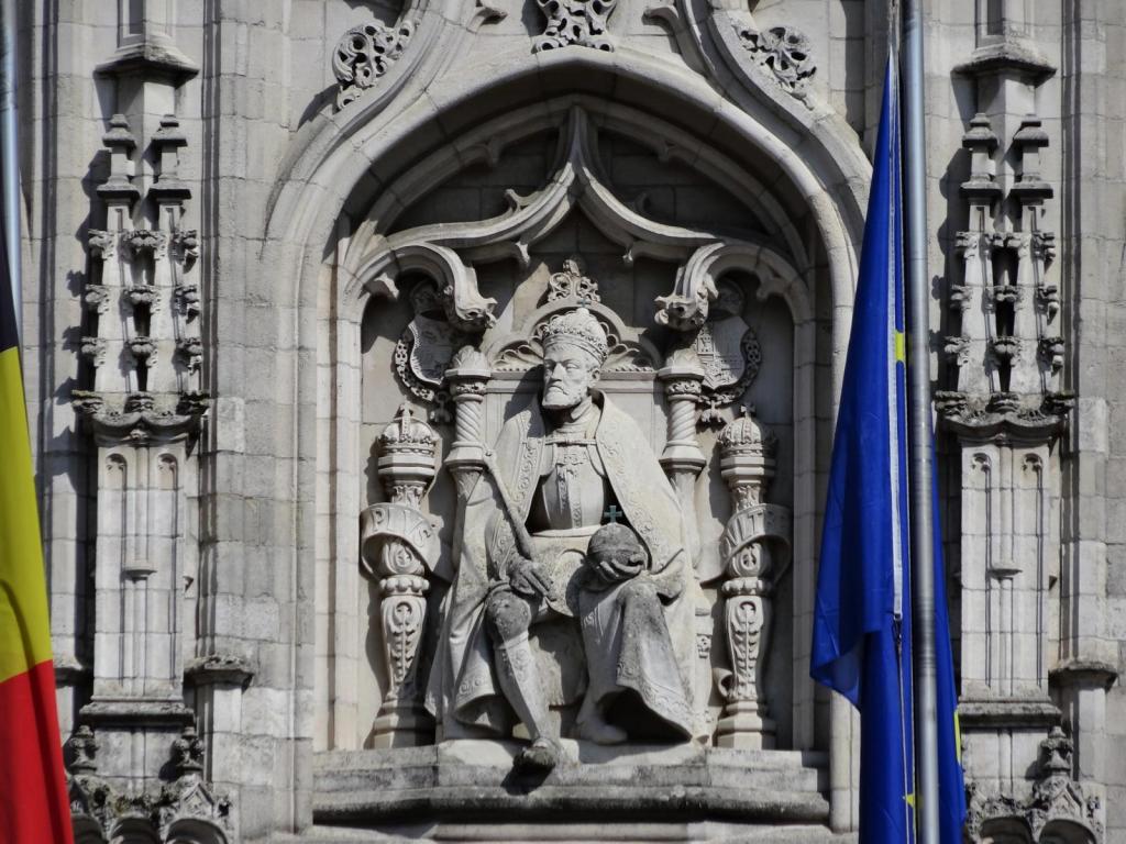 Mecheln: Rathaus - Palaisflügel, Figur Kaiser Karls V. (2022)