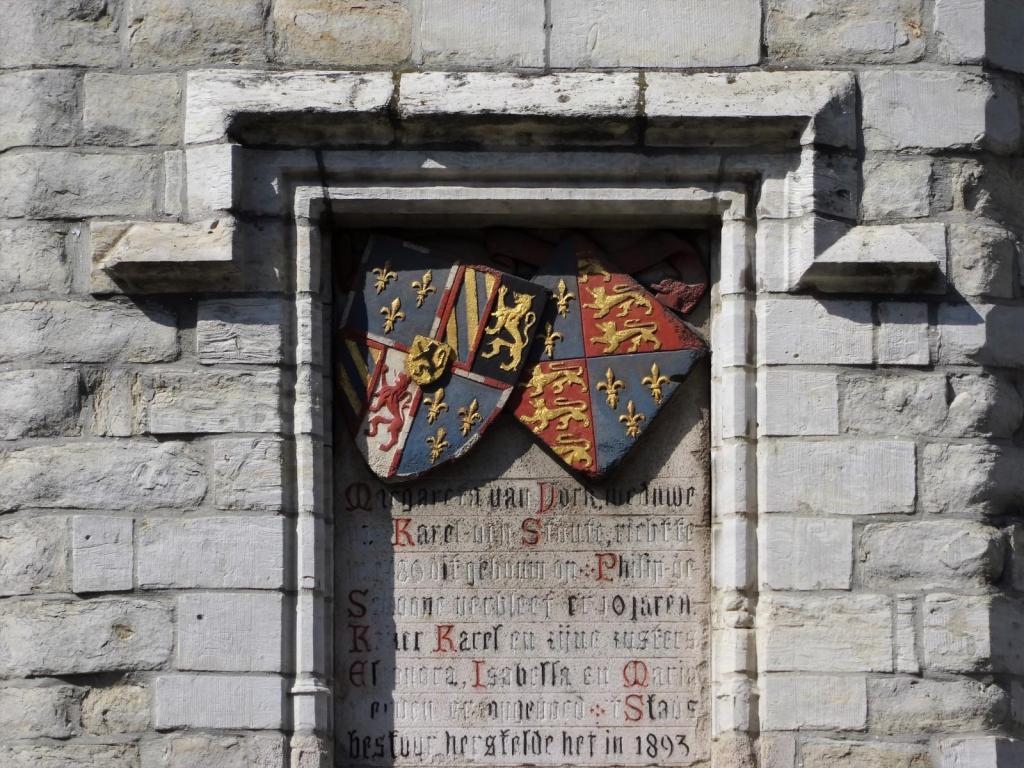 Mecheln: Hof von Kamerich [= Cambrai] = Palais der Margarethe von York - Wappen und Inschrift (2022)