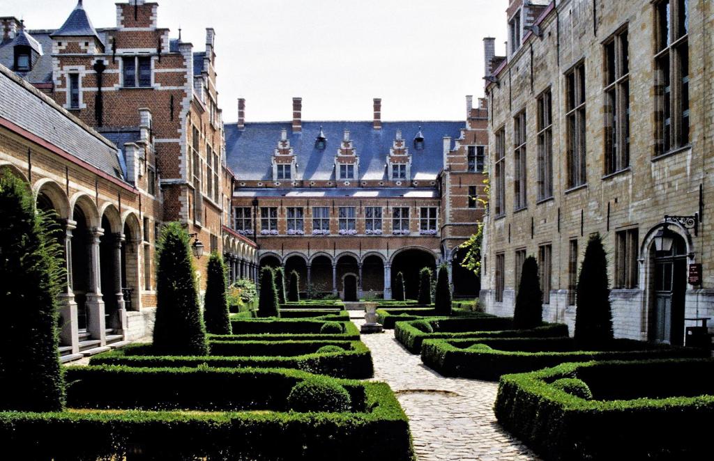 Mecheln: Hof von Savoyen = Palais der Margarete von Österreich - Innenhof (2003)