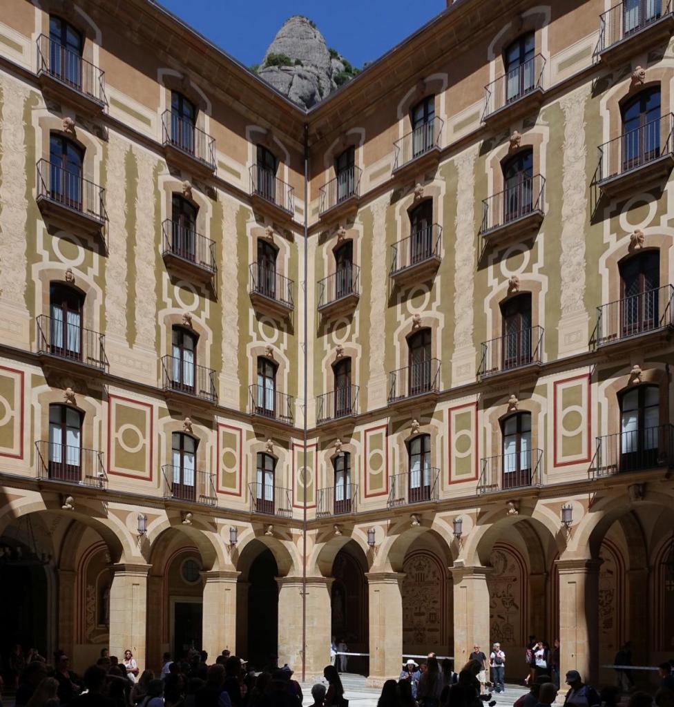 Montserrat: Kloster - Innenhof (2022)