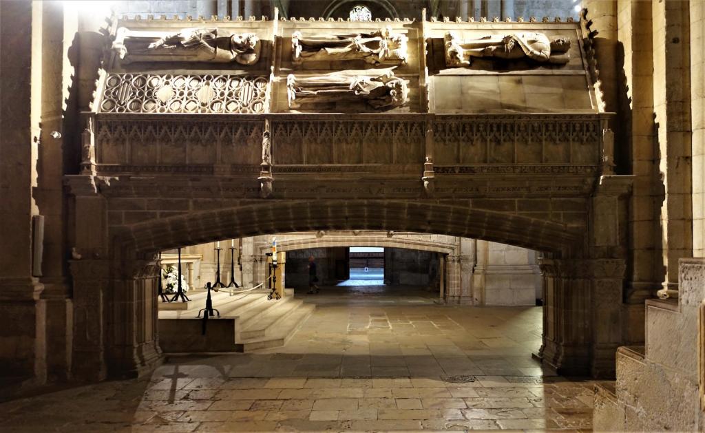 Kloster Poblet: Königsgräber in der Kirche (2022)