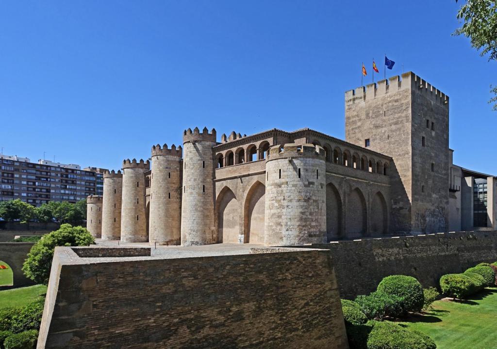 Saragossa: Aljaferia-Palast, rechts Troubadour-Turm (2022)