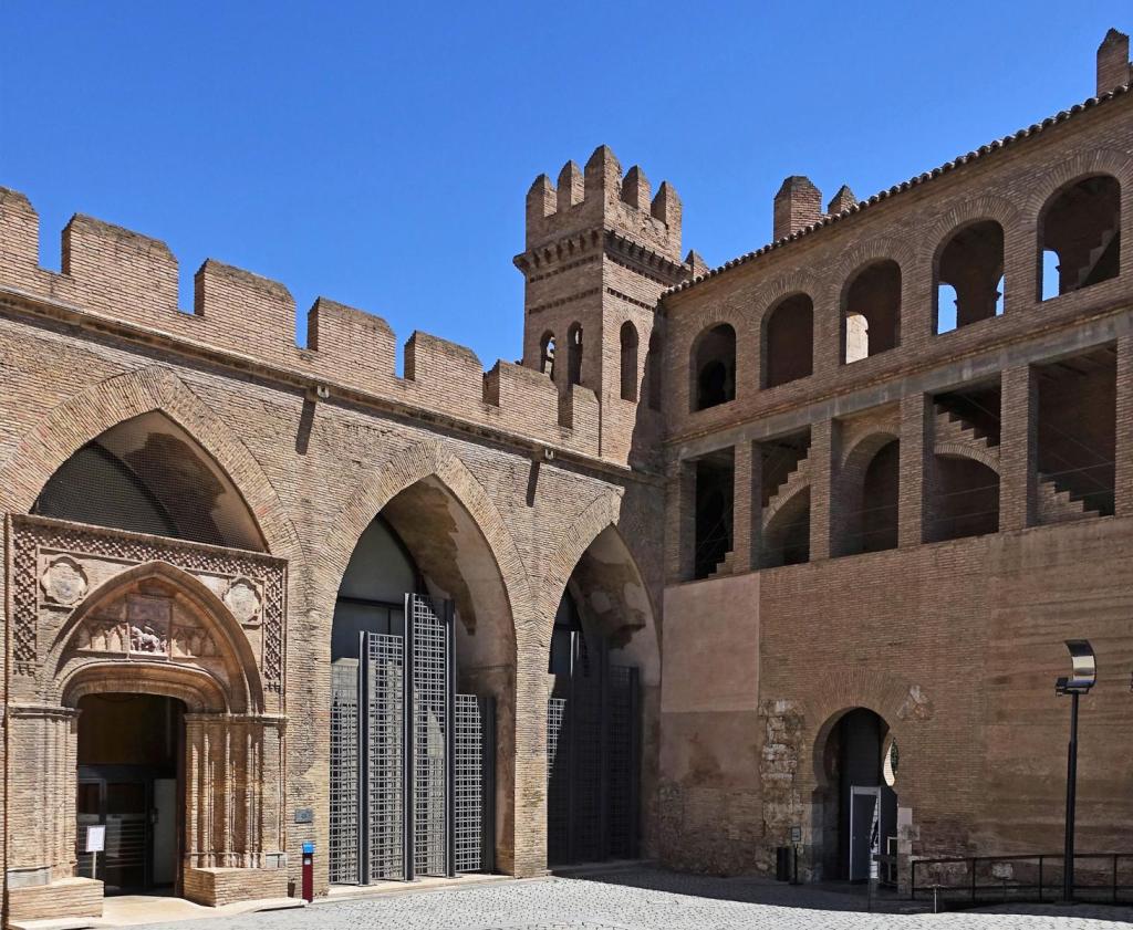 Saragossa: Aljaferia-Palast - Sankt Martin-Hof, links Martinskapelle (2022)