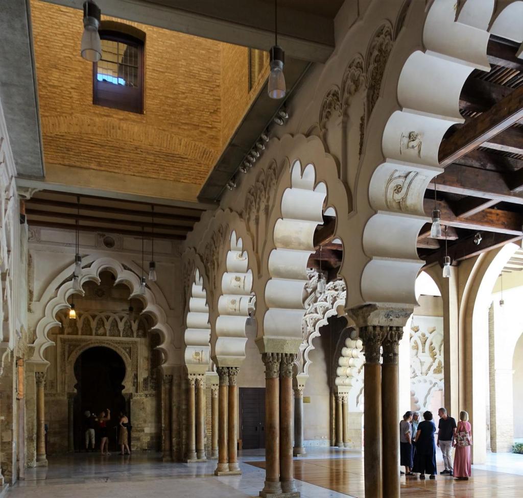 Saragossa: Aljaferia-Palast - Eingangsportikus zum Goldenen Saal, rechts Nordseitenhalle (2022)