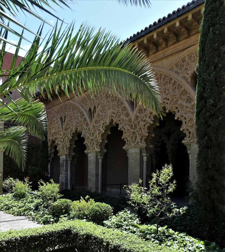 Saragossa: Aljaferia-Palast - Südseitenhalle am Santa Isabel-Hof (2022)