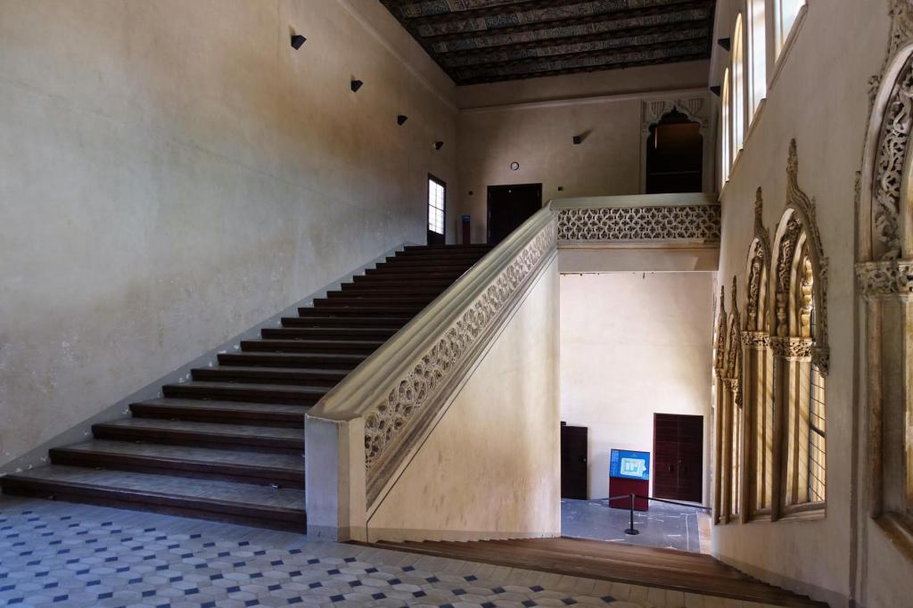 Saragossa: Aljaferia-Palast - Treppe zum Palast der Katholischen Könige (2022)