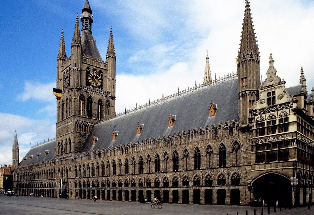 Ypern: Tuchhalle mit Belfried (2003)