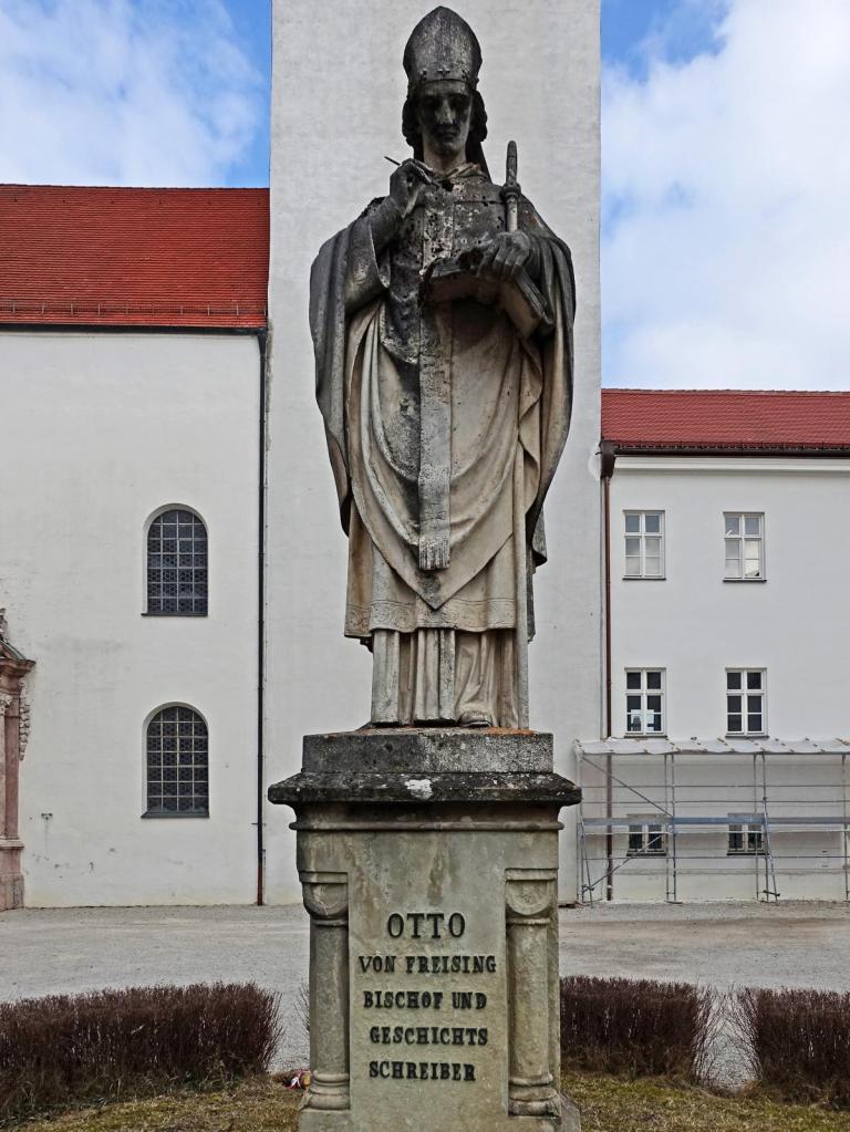Freising: Domhof - Statue des Bischofs und Geschichtsschreibers Otto von Freising (2022)