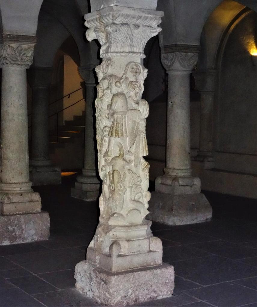 Freising: Dom Krypta - Bestiensäule (2022)