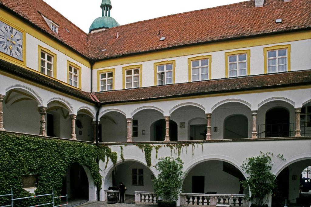 Freising: Fürstbischöfliche Residenz - Arkadengänge im Innenhof (2000)
