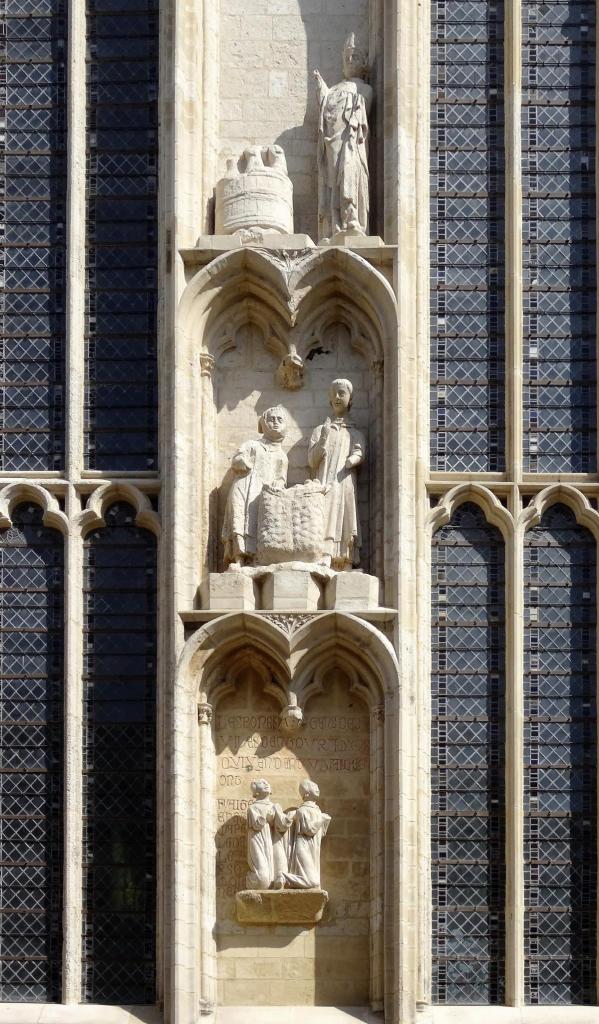 Amiens: Kathedrale Südfassade - oben Nikolaus mit 3 Knaben in einer Tonne, Mitte Pastellhändler, unten Zunftälteste der Farbstoffgilde (2022)