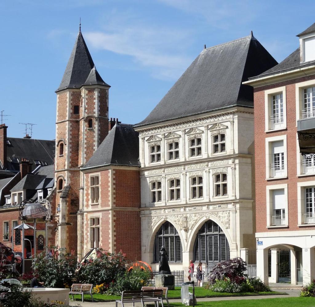 Amiens: Haus des Königs [Logis du Roi] und Haus des Schützen [Maison du sagittaire, weiß] (2022)