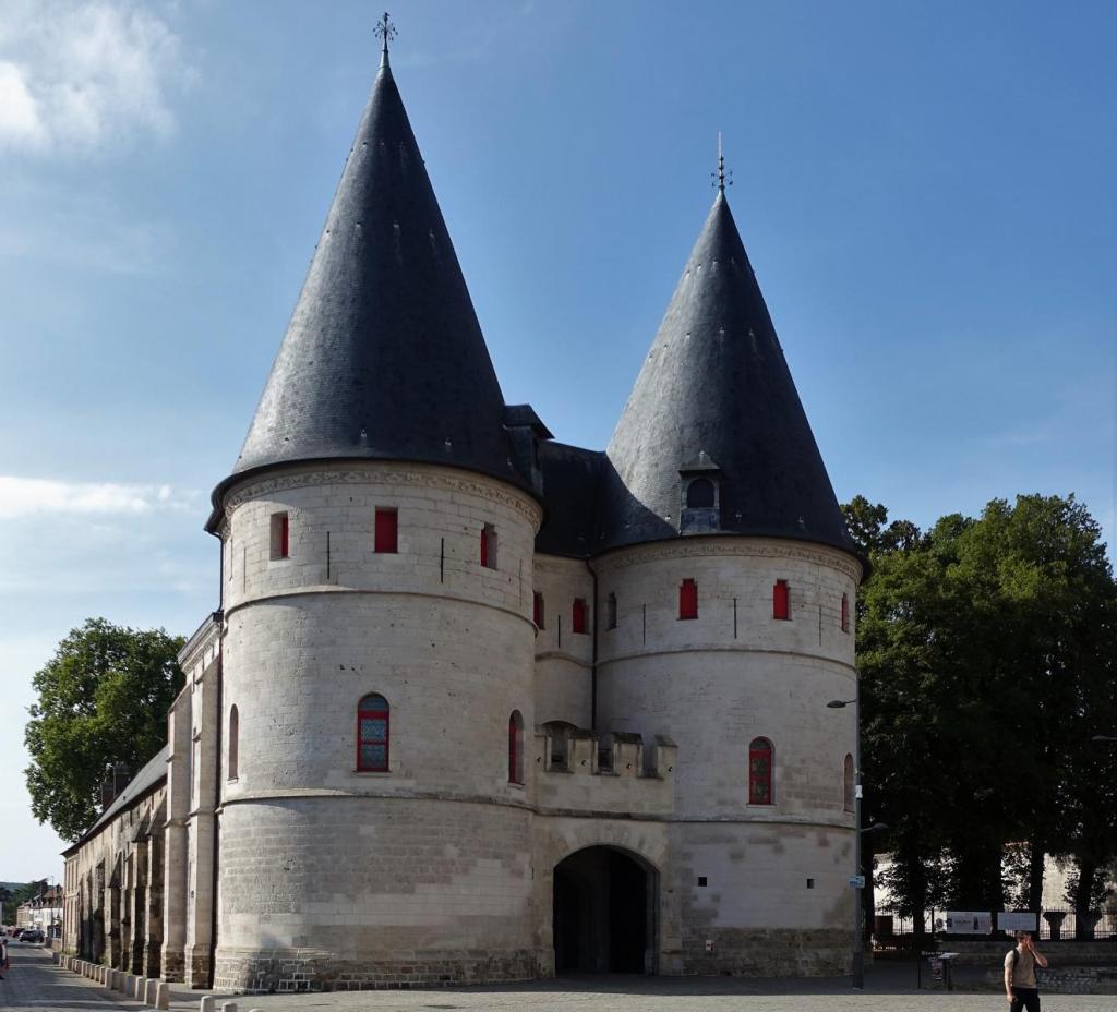 Beauvais: Bischofspalast Eingang [heute Museum] (2022)