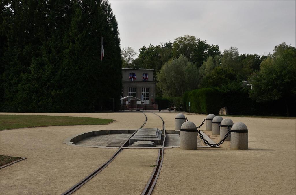 Compiegne: Lichtung des Waffenstillstandes [Clairiere d'Armistice] - Standort des Waggons, hinten Museum (2022)
