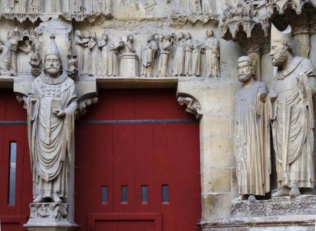 Reims: Kathedrale mittleres Nordportal - links Papst Calixtus, oben Taufe Chlodwigs, rechts Chlodwig und Remigius (2022)