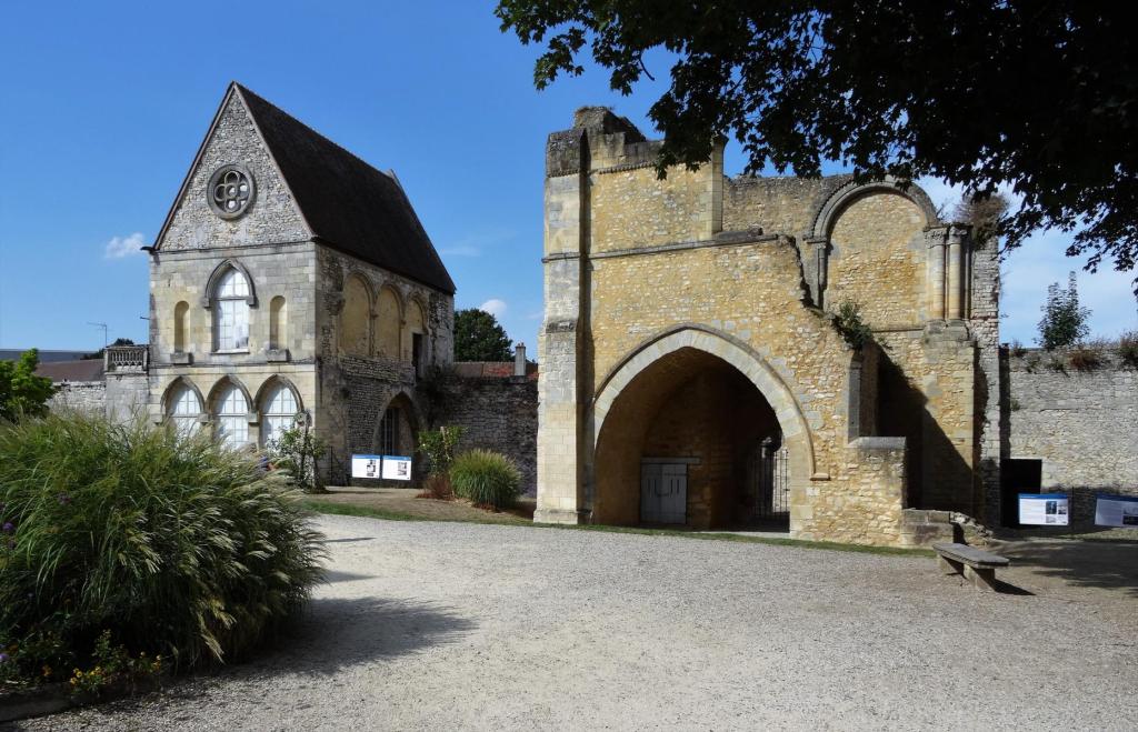 Senlis: Burgruine, rechts Burgkapelle (2022)