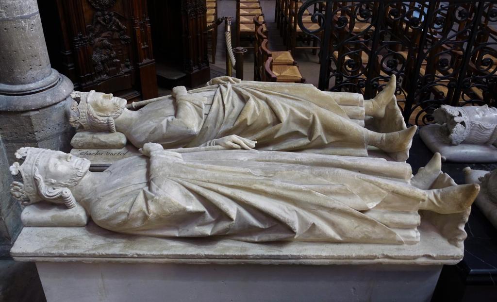 St-Denis: Abteikirche Grabmäler von Chlodwig II. [vorne] und Karl Martell [hinten] (2022)