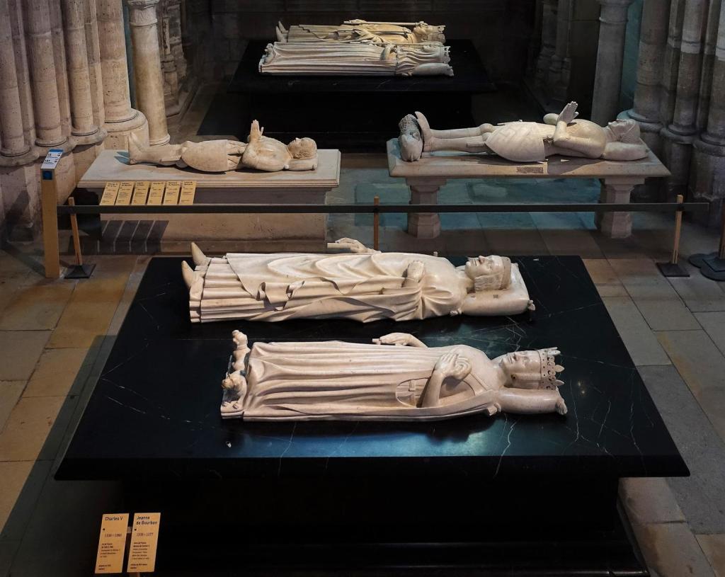 St-Denis: Abteikirche Grabmäler von Karl V. und Johanna von Bourbon [vorne] sowie von Karl VI. und Elisabeth von Bayern [hinten] (2022)