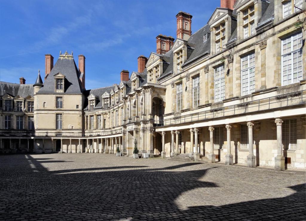 Fontainebleau: Schloss Ovaler Hof, links Donjon (2022)