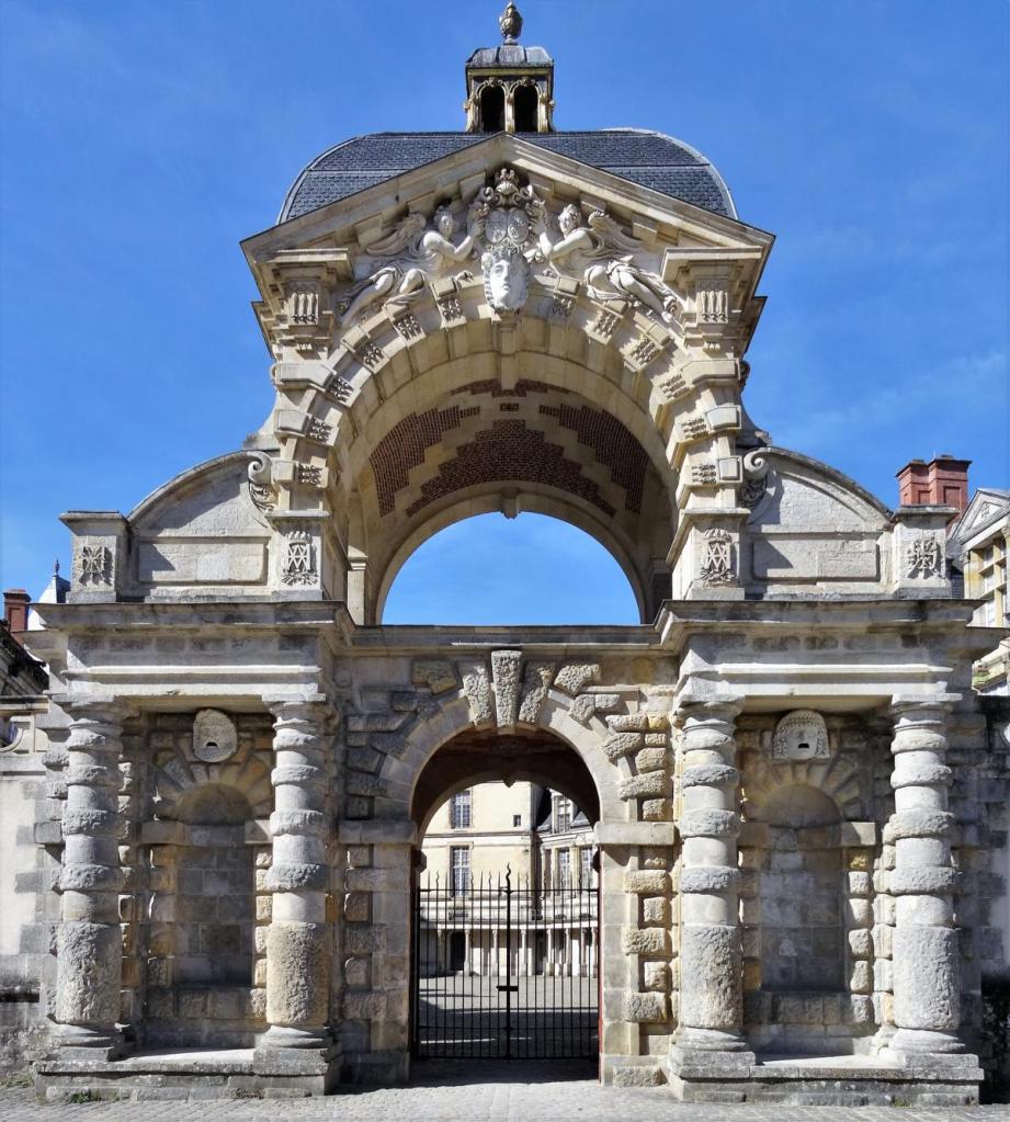 Fontainebleau: Schloss Tor des Baptisteriums [Porte du Baptistère, auch Tauftor - oder Porte Dauphine] zum Ovalen Hof (2022)