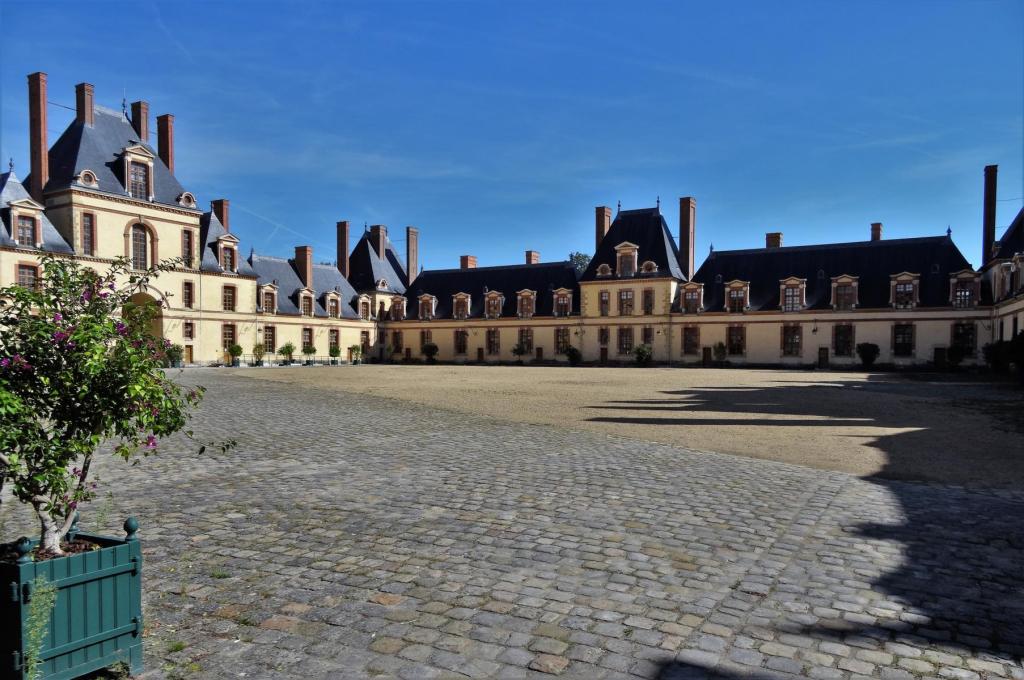 Fontainebleau: Schloss Quartier Heinrichs IV. [Wirtschaftshof = Cour des Offices] (2022)