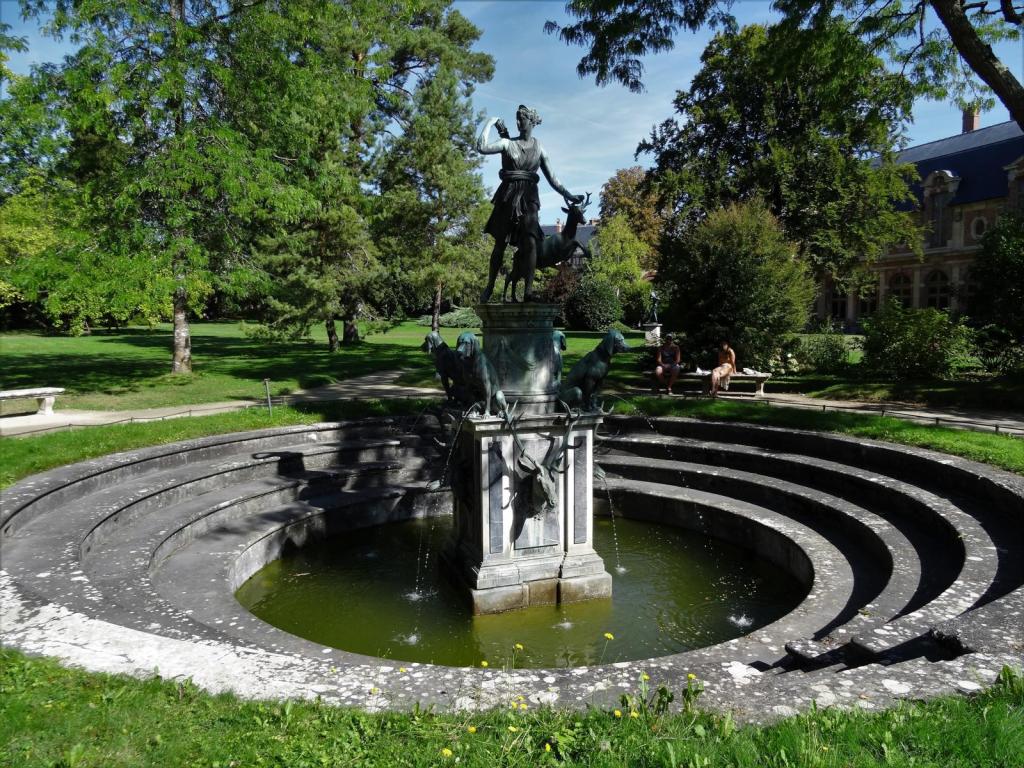 Fontainebleau: Schloss Dianabrunnen im Dianagarten (2022)