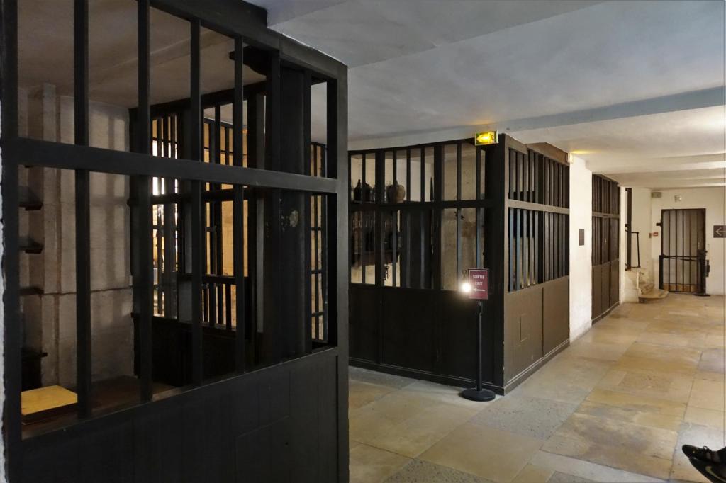 Paris: Conciergerie - Gang der Gefangenen, links Amtszimmer des Gerichtsschreibers, Mitte Büro des Concierge [Gefängnisdirektor] (2022)