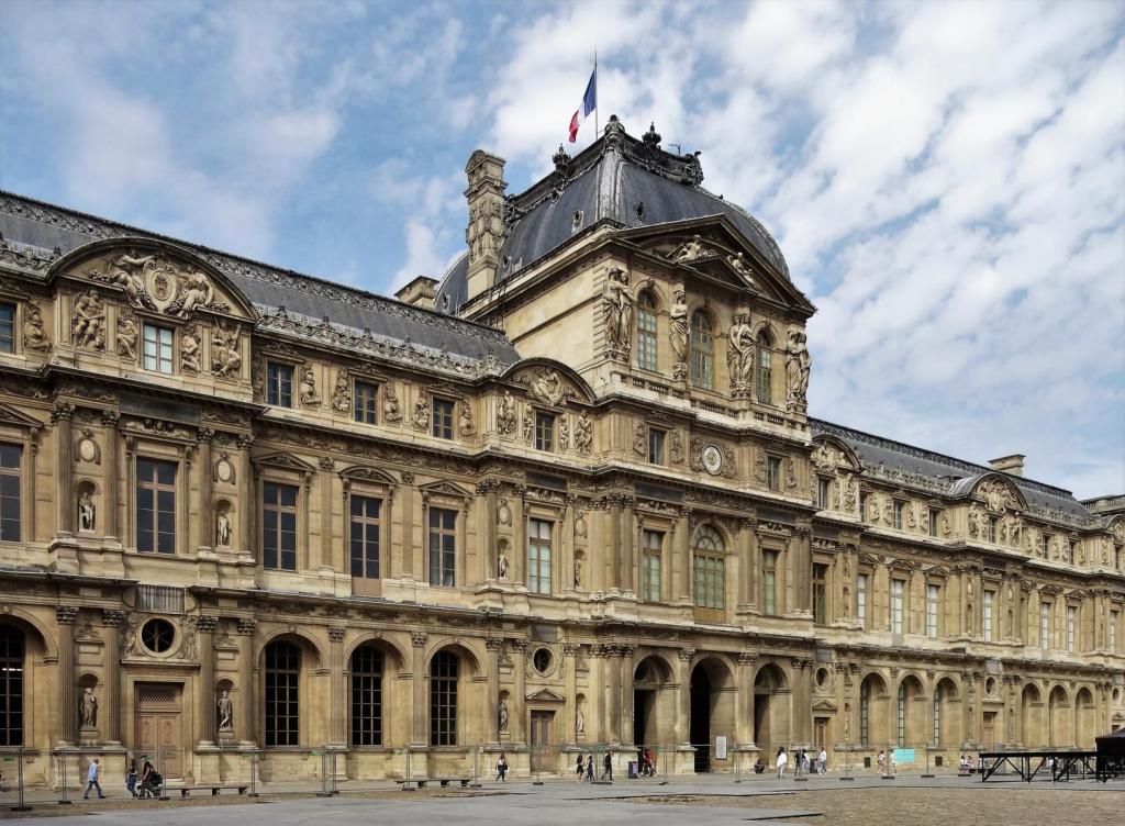 Paris: Louvre, Innenhof [Cour Carrée] - Mitte Uhrenpavillon (2022)