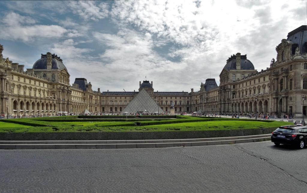Paris: Louvre Napoleon-Hof (2022)