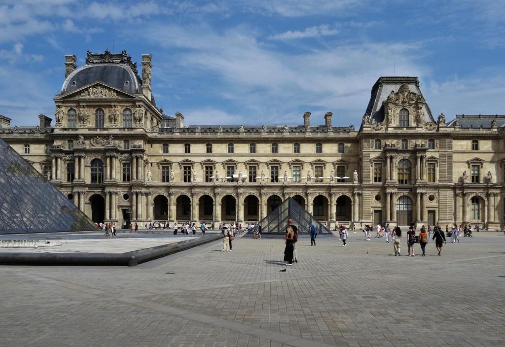 Paris: Louvre, Napoleon-Hof - Richelieu-Flügel mit Richelieu-Pavillon [links] und Colbert-Pavillon [rechts] (2022)