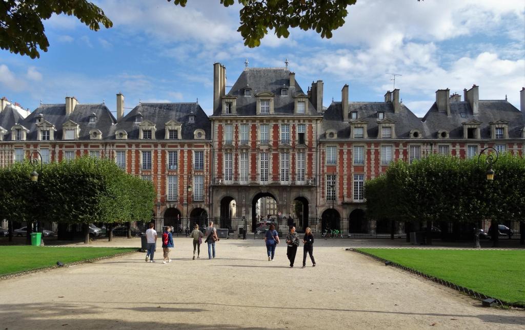 Paris: Vogesenplatz [Place des Vosges] - Pavillon der Königin (2022)