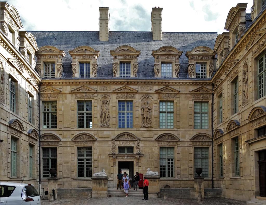 Paris: Hotel de Sully - Ehrenhof (2022)