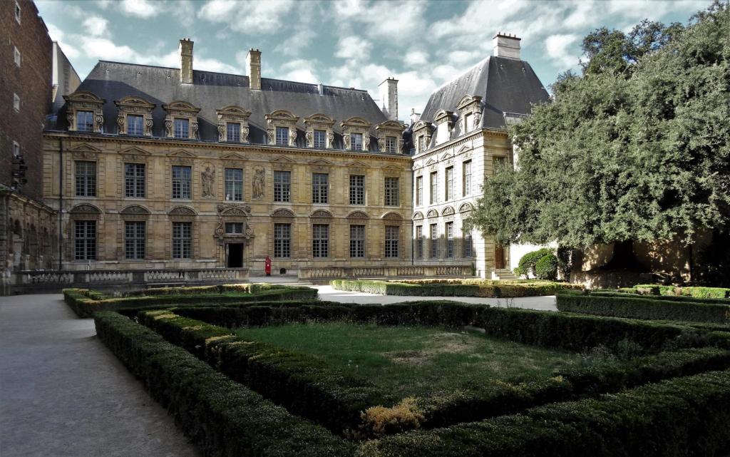 Paris: Hotel de Sully - Wohntrakt und Garten (2022)