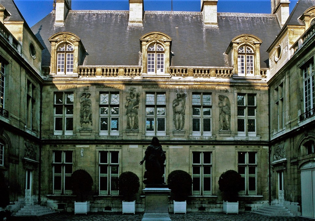 Paris: Hotel Carnavalet - Ehrenhof mit Reliefs der Jahreszeiten, davor Statue Ludwigs XIV. (1997)