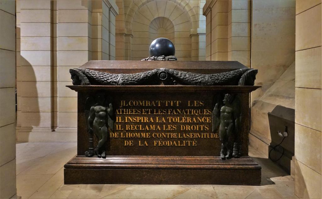 Paris: Pantheon - Krypta, Voltaire-Sarkophag (2022)