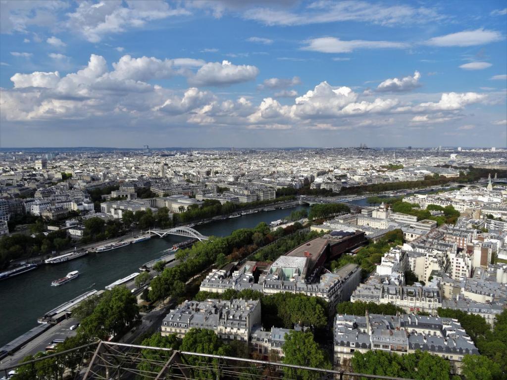 Paris: Blick vom Eiffelturm nach Osten (2022)