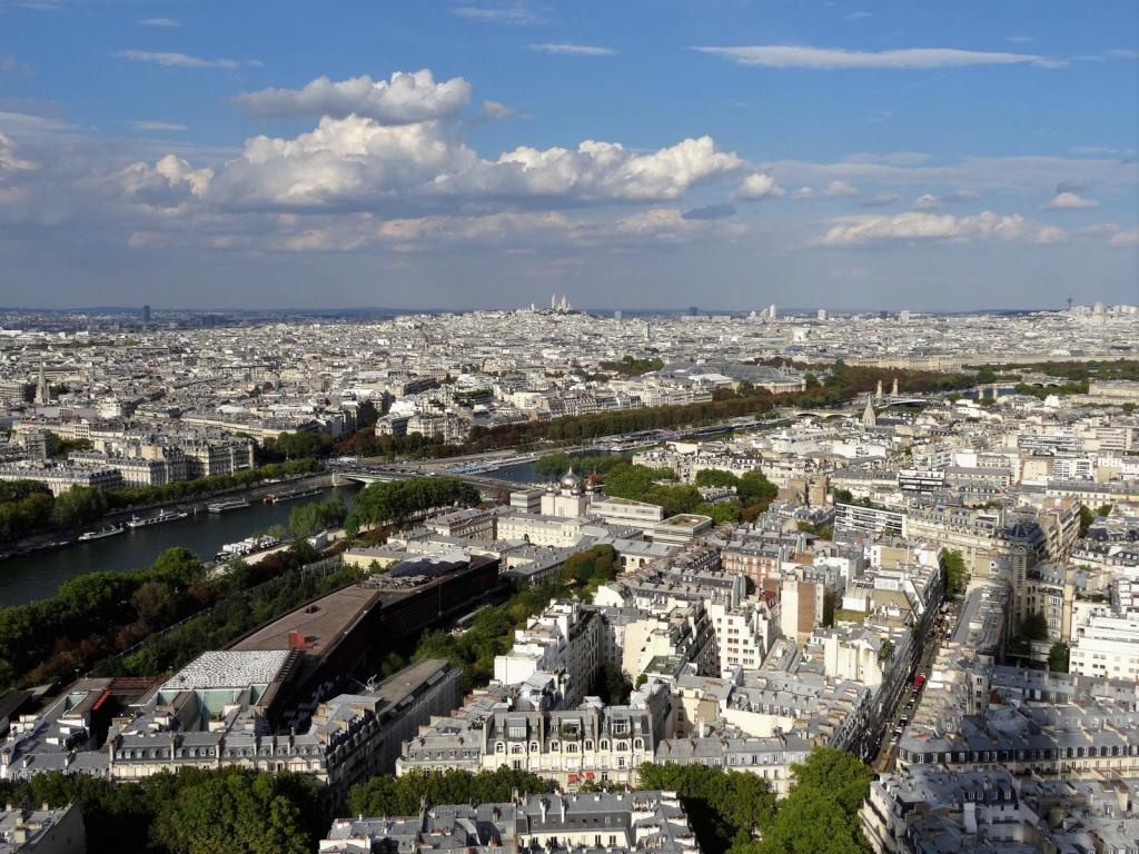 Paris: Blick vom Eiffelturm nach Osten (2022)