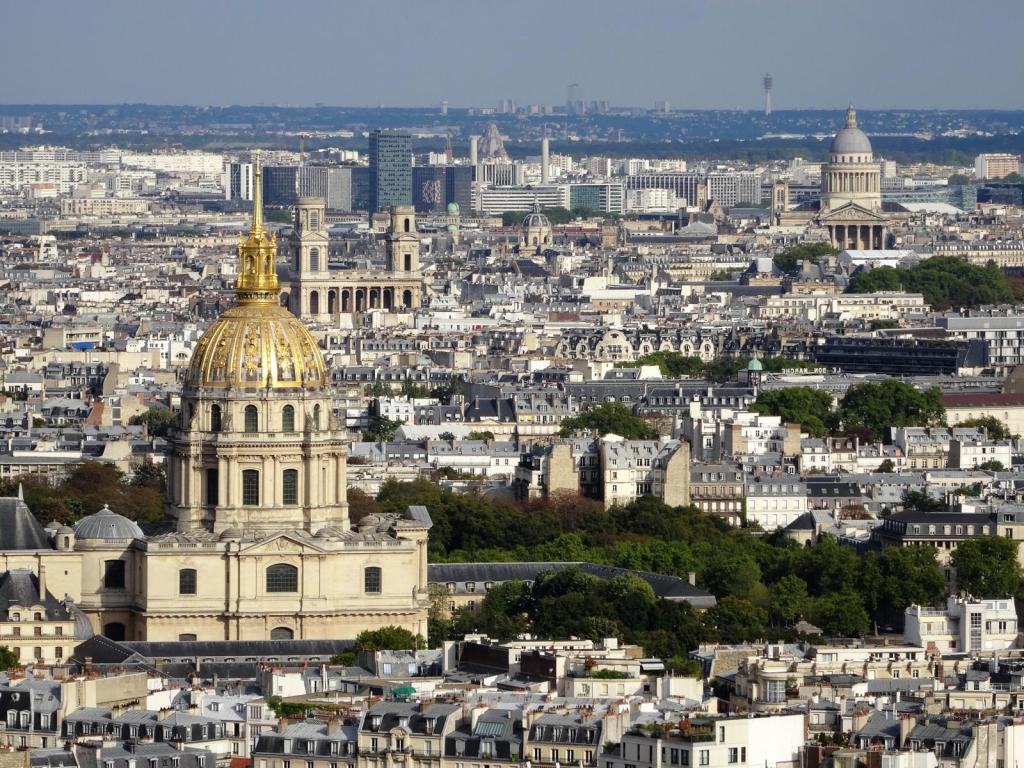Paris: Blick vom Eiffelturm nach Südosten - Invalidendom, Sulpice-Kirche, Pantheon (2022)