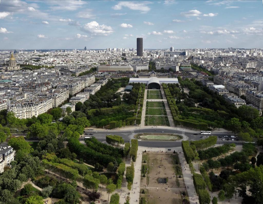 Paris: Blick vom Eiffelturm nach Südosten über das Marsfeld zur Militärschule (2022)