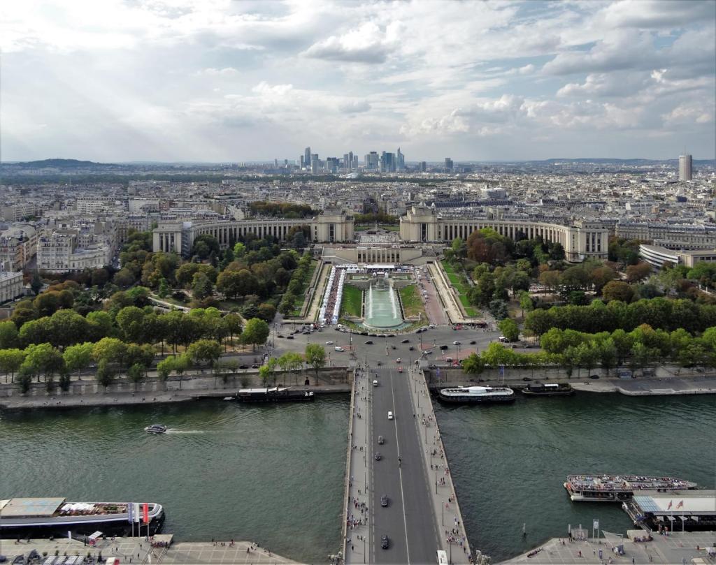Paris: Blick vom Eiffelturm nach Nordwesten zum Chaillot-Palais, hinten La Défense (2022)