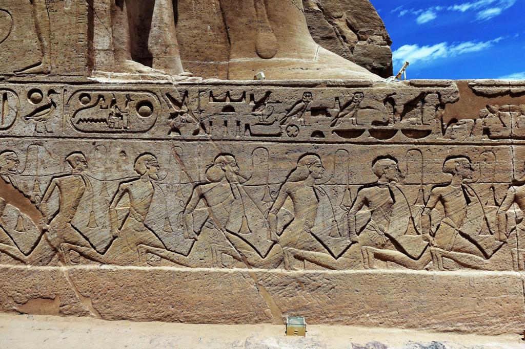Abu Simbel: Großer Tempel - Relief [gefangene Vorderasiaten und Libyer] am Zugang (2023)