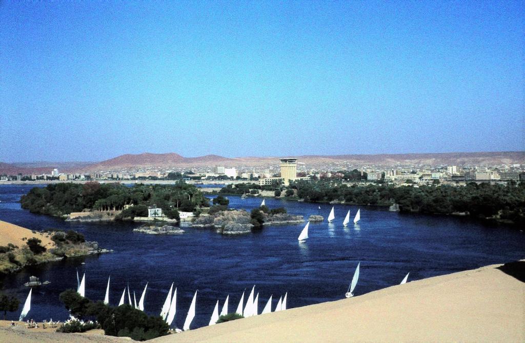 Assuan: Blick vom Aga Khan-Mausoleum auf Nil [links Kitchenerinsel, rechts Elephantine] und Stadt (1982)