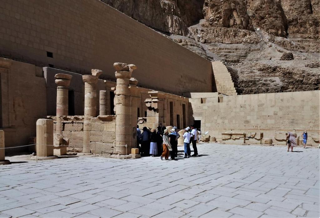 Hatschepsut-Tempel: Oberer Hof mit Zugang zum Sanktuarium (2023)